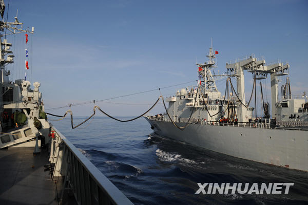 中國(guó)海軍第五批護(hù)航編隊(duì)進(jìn)行首次海上補(bǔ)給