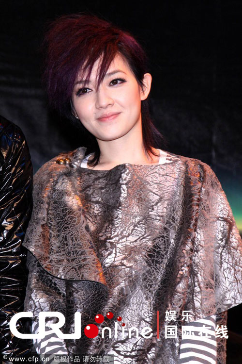 海軍風(fēng)人人愛：魅力?；晟?/></a></p>

<p>　　2010年1月13日，臺北，MIDEM國際唱片展踐行會記者會。范曉萱?；晟来钆浣饘亠L(fēng)裂紋斗篷衫。</p>

<br/>
(來源： 新華網(wǎng)綜合)</div>
</div>

<div width=