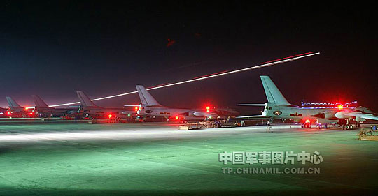 中國數(shù)十架新型轟炸機夜間出擊實行地毯式轟炸