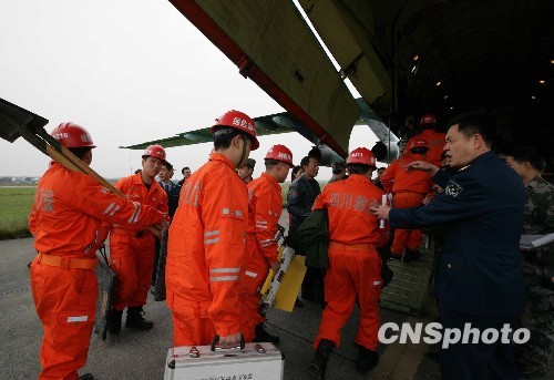 空軍出動(dòng)大型運(yùn)輸機(jī)運(yùn)送救援人員和設(shè)備[組圖]