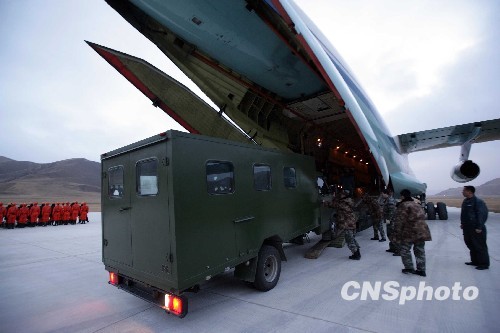 空軍出動大型運(yùn)輸機(jī)運(yùn)送救援人員和設(shè)備[組圖]
