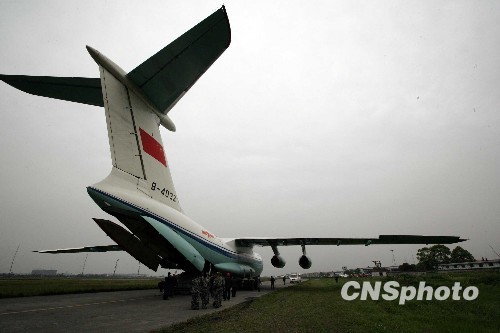 空軍出動大型運輸機運送救援人員和設(shè)備[組圖]