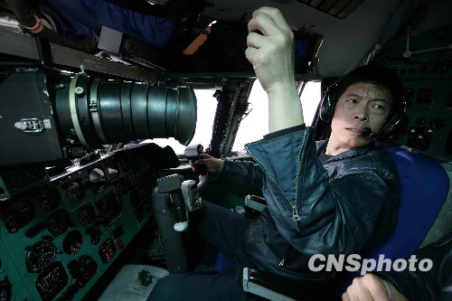 空軍出動大型運(yùn)輸機(jī)運(yùn)送救援人員和設(shè)備[組圖]