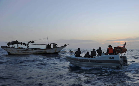 中國海軍第五批護(hù)航編隊特戰(zhàn)隊查證可疑小艇