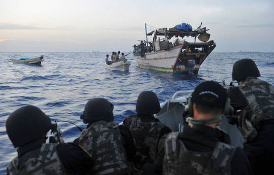 中國(guó)海軍第五批護(hù)航編隊(duì)特戰(zhàn)隊(duì)查證可疑小艇
