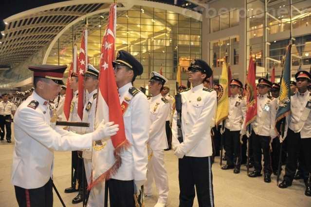 新加坡舉行盛大閱兵慶祝建國45周年
