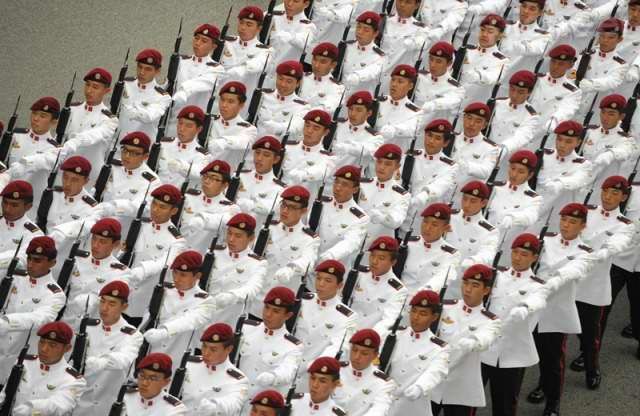 新加坡舉行盛大閱兵慶祝建國45周年