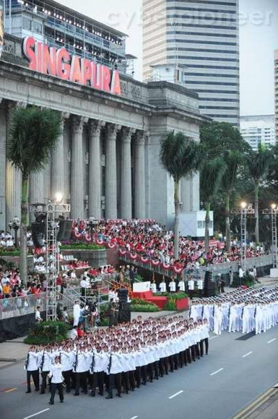 新加坡舉行盛大閱兵慶祝建國(guó)45周年