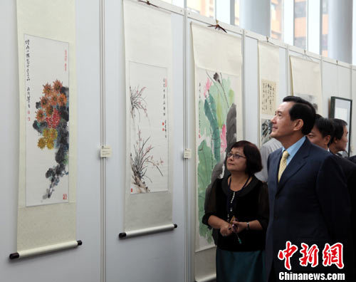 馬英九向藝文界老前輩致贈(zèng)“重陽(yáng)久久酒”