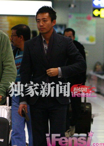 汪小菲婚后回京 路遇乞丐漠然不理