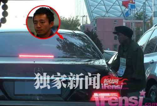 汪小菲婚后回京 路遇乞丐漠然不理