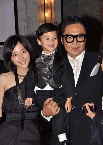 馬景濤80后小嬌妻亮相 與兒子似姐弟