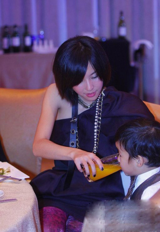 馬景濤80后小嬌妻亮相 與兒子似姐弟