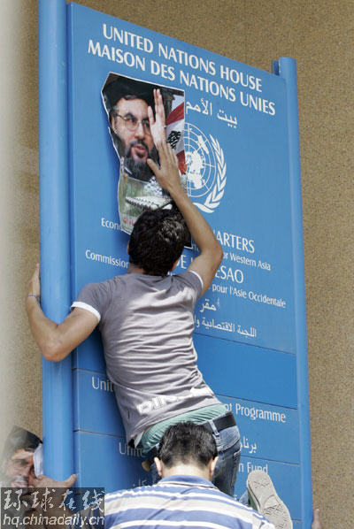 空襲過(guò)后 黎巴嫩人“進(jìn)攻”聯(lián)合國(guó)辦事處