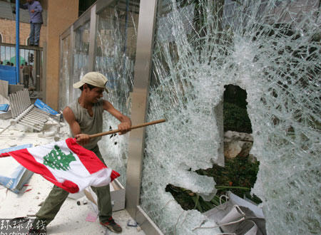 空襲過(guò)后 黎巴嫩人“進(jìn)攻”聯(lián)合國(guó)辦事處