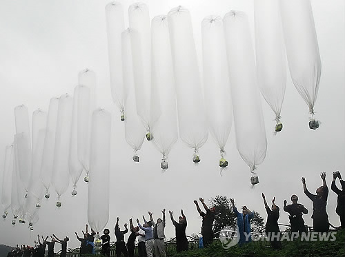 韓民間組織向朝散發(fā)360萬張傳單及數(shù)百美鈔(圖)