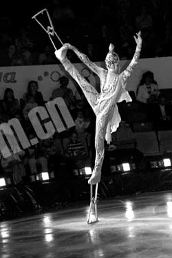 俄圣彼得堡冰上魔術(shù)雜技演的就是驚險(圖)