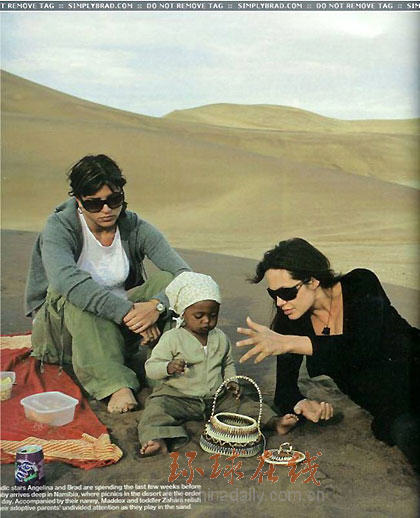 皮特朱麗沙漠享受天倫之樂(組圖)