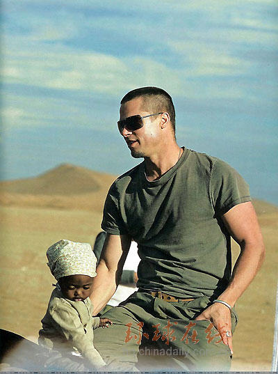 皮特朱麗沙漠享受天倫之樂(lè)(組圖)