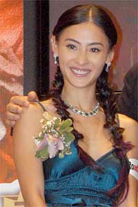 張柏芝半裸籌集善款(圖)