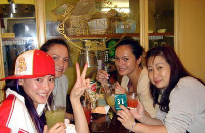 明星與媽媽溫馨相擁