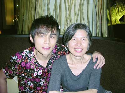 明星與媽媽溫馨相擁