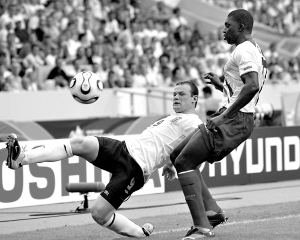 西裝對(duì)撼“文化衫”(圖)