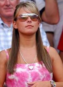 西裝對(duì)撼“文化衫”(圖)