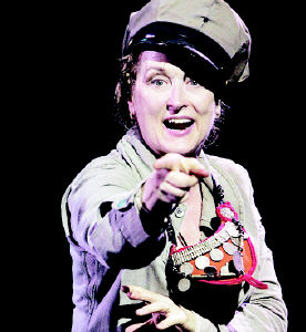 斯特里普主演經(jīng)典戲劇 戎裝打扮走“戰(zhàn)場”