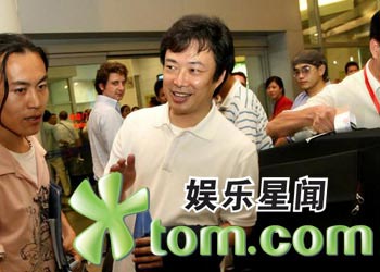 侯佩岑抵廈門出席中秋晚 墨鏡遮面風(fēng)光無限(圖)