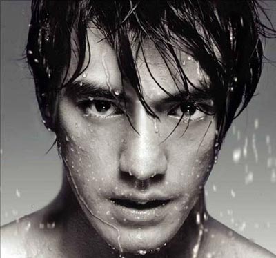 美男計不妨借她的保濕品一用