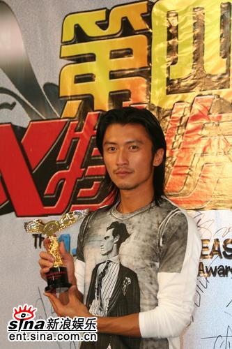 容祖兒性感抹胸拍慈善寫(xiě)真 謝霆鋒露股肌(組圖)