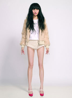 袁泉引時(shí)尚潮流變身娃娃 短褲造型大秀身材(圖)