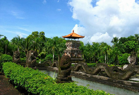 烏布鎮(zhèn) 南緯8度的碧海藍天