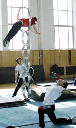 雜技團(tuán)演員帶絕活 大小花旦空竹抖上兩臺春晚