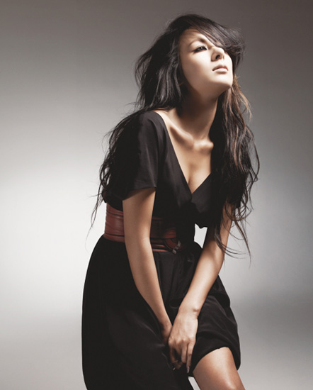 蔡妍性感畫報大秀美背(圖)