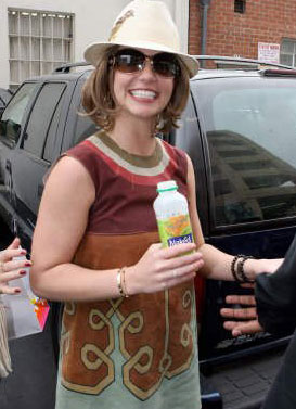 小甜甜布蘭妮繽紛帽子秀(組圖)