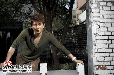 吳奇隆受邀大學(xué)生電影節(jié) 參展頒獎(jiǎng)兩不誤(組圖)