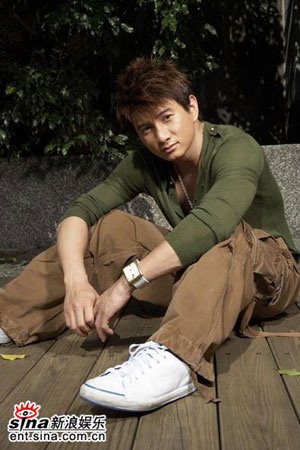 吳奇隆受邀大學(xué)生電影節(jié) 參展頒獎(jiǎng)兩不誤(組圖)