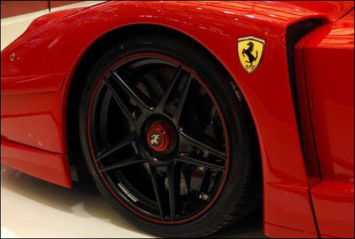 男人終極幻想紅色風(fēng)暴法拉利