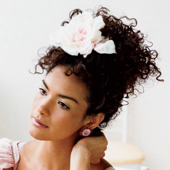 鮮花頭飾打造夏日自然新娘