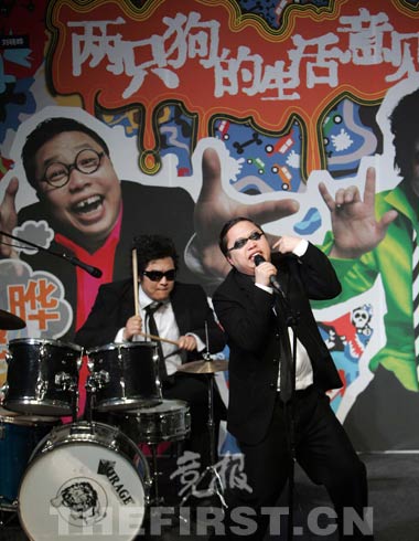 話劇“兩只狗”諷刺現(xiàn)實(shí) 5分鐘爆發(fā)一次笑聲