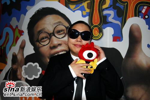 話劇“兩只狗”諷刺現(xiàn)實(shí) 5分鐘爆發(fā)一次笑聲