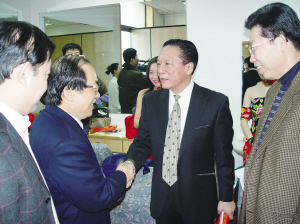 實(shí)地探訪生前工作地 講述最真實(shí)的侯耀文(圖) <br>