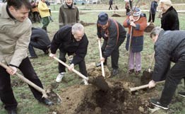 中國專家將教會俄綠色工作者培養(yǎng)樹木