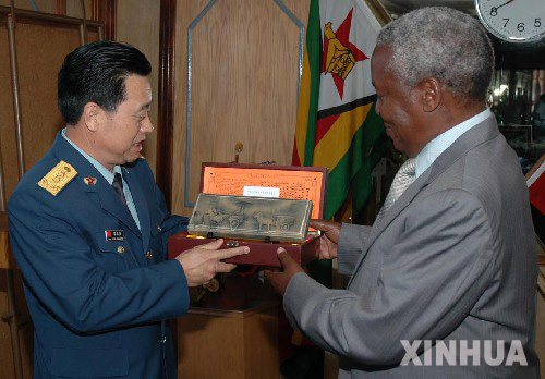 津巴布韋防長(zhǎng)會(huì)見中國(guó)高級(jí)軍事代表團(tuán)