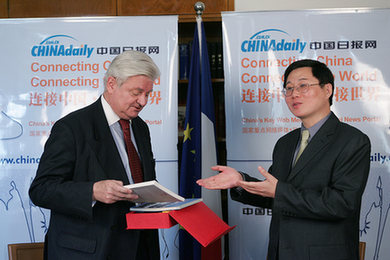 主持人周黎明向蘇和贈書