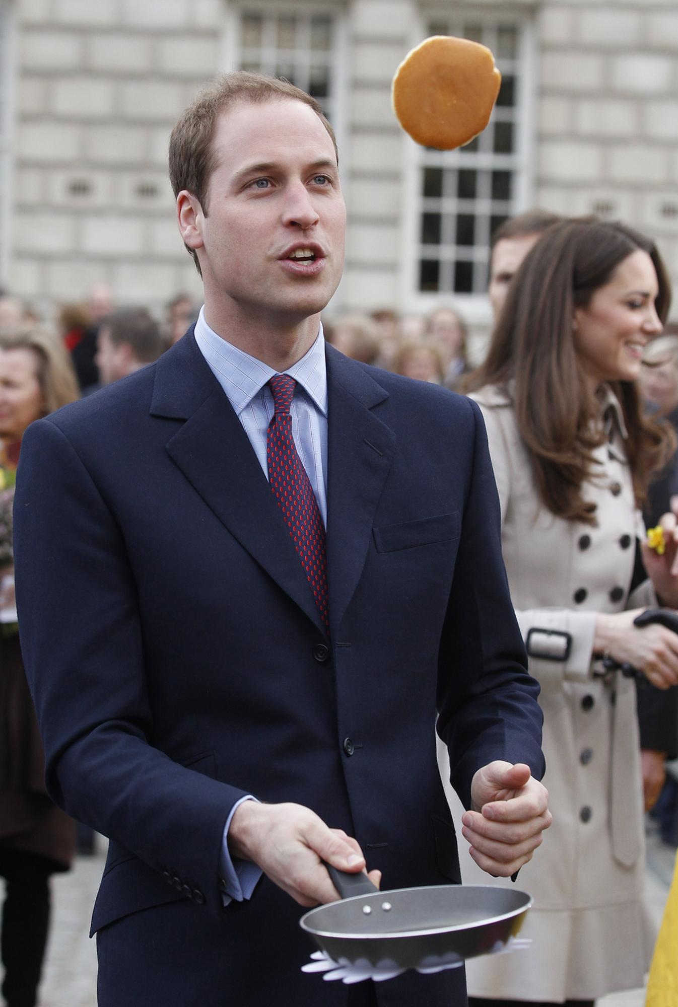 威廉、凱特北愛翻煎餅 王子將赴澳新慰問災民