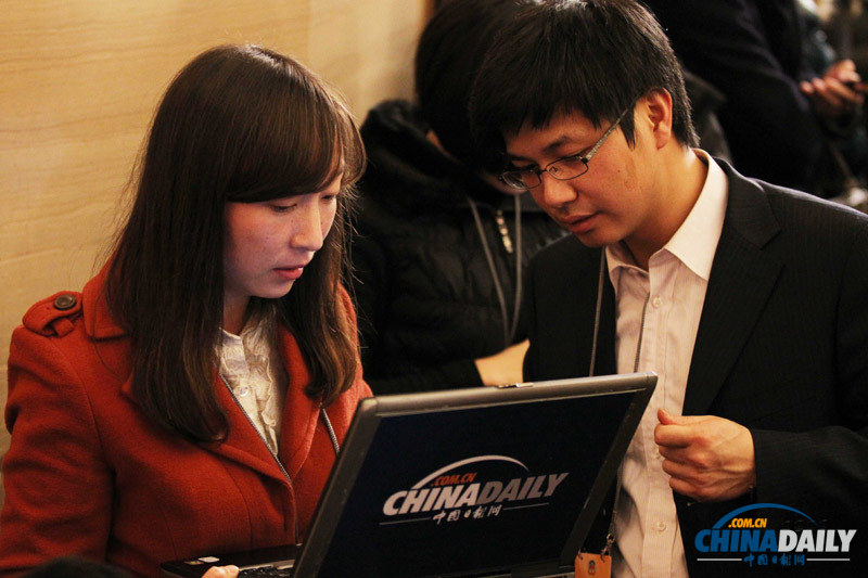 中國日報網(wǎng)記者在全國政協(xié)十二屆一次會議新聞發(fā)布會上