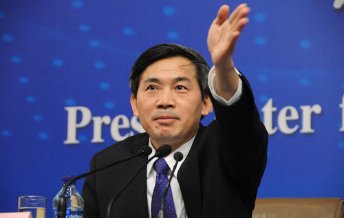 記者會(huì)主持人何紹仁邀請(qǐng)記者提問